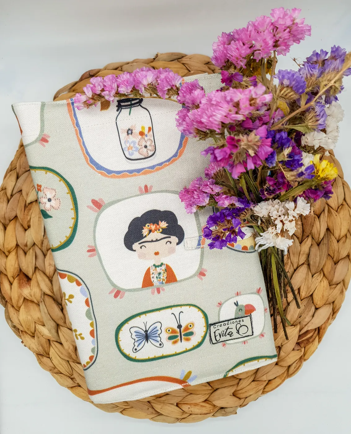 Funda de tela Creaciones Evita en un rincón de lectura