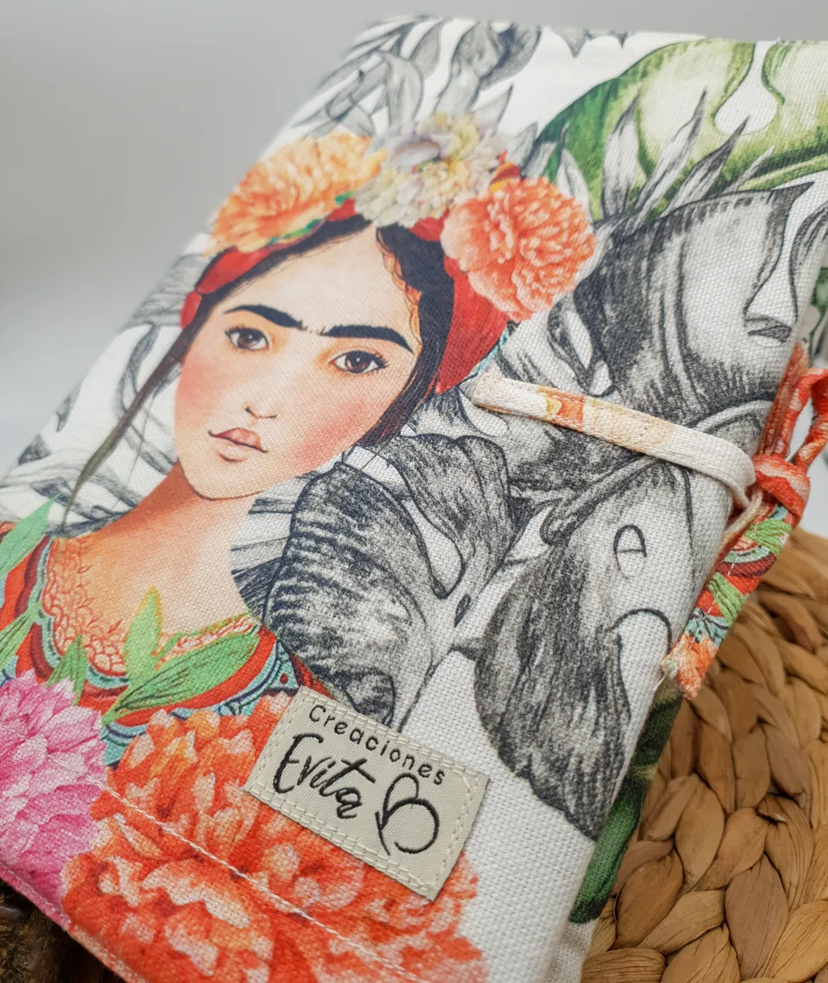 Detalle de una funda Frida con la etiqueta Creaciones Evita
