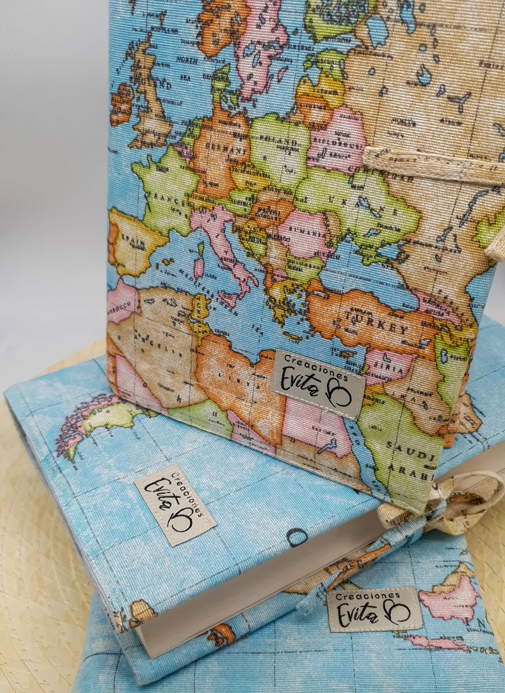 Funda de tela Creaciones Evita en un rincón de lectura