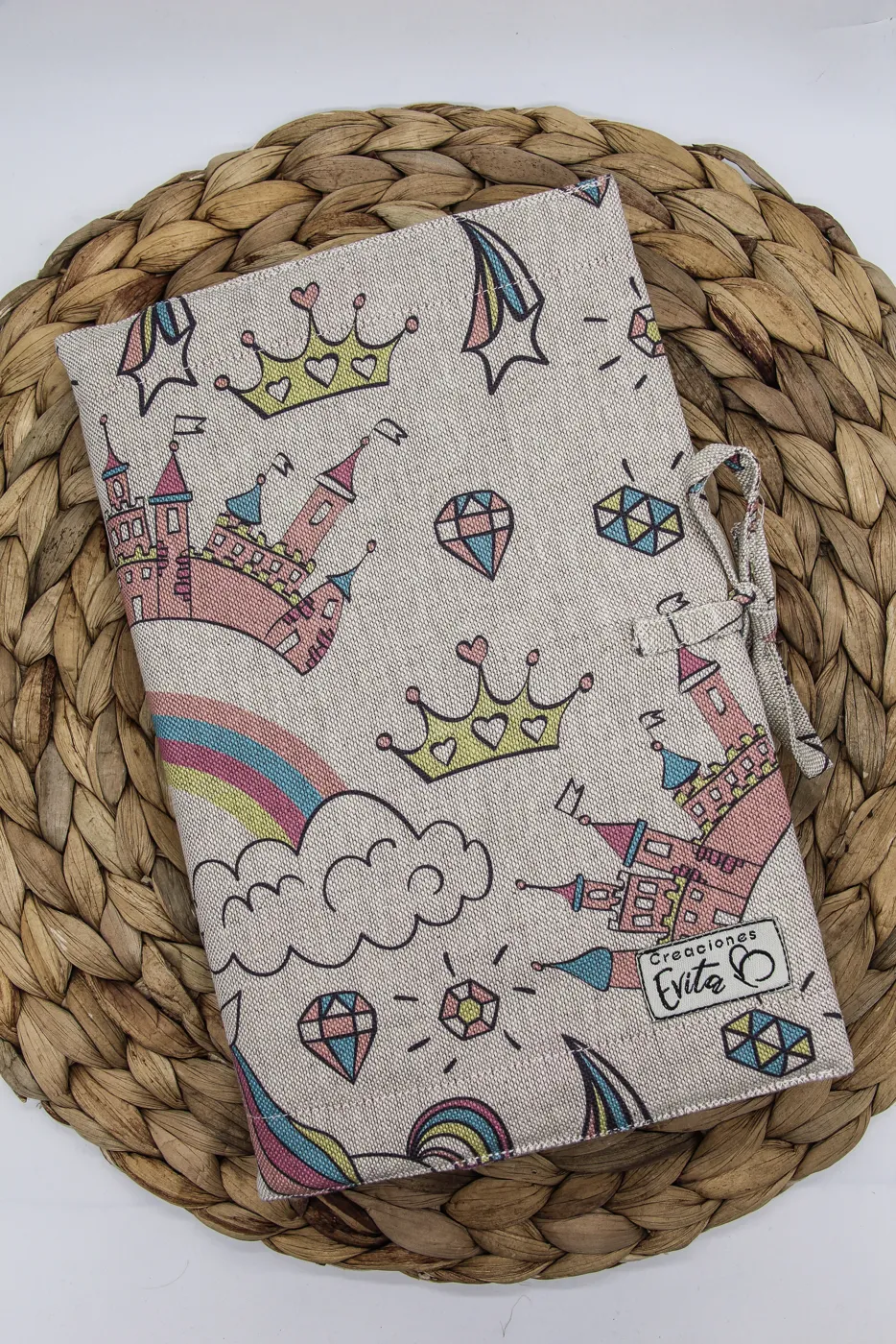 Funda de tela Princesas y dragones sobre un posavasos de mimbre