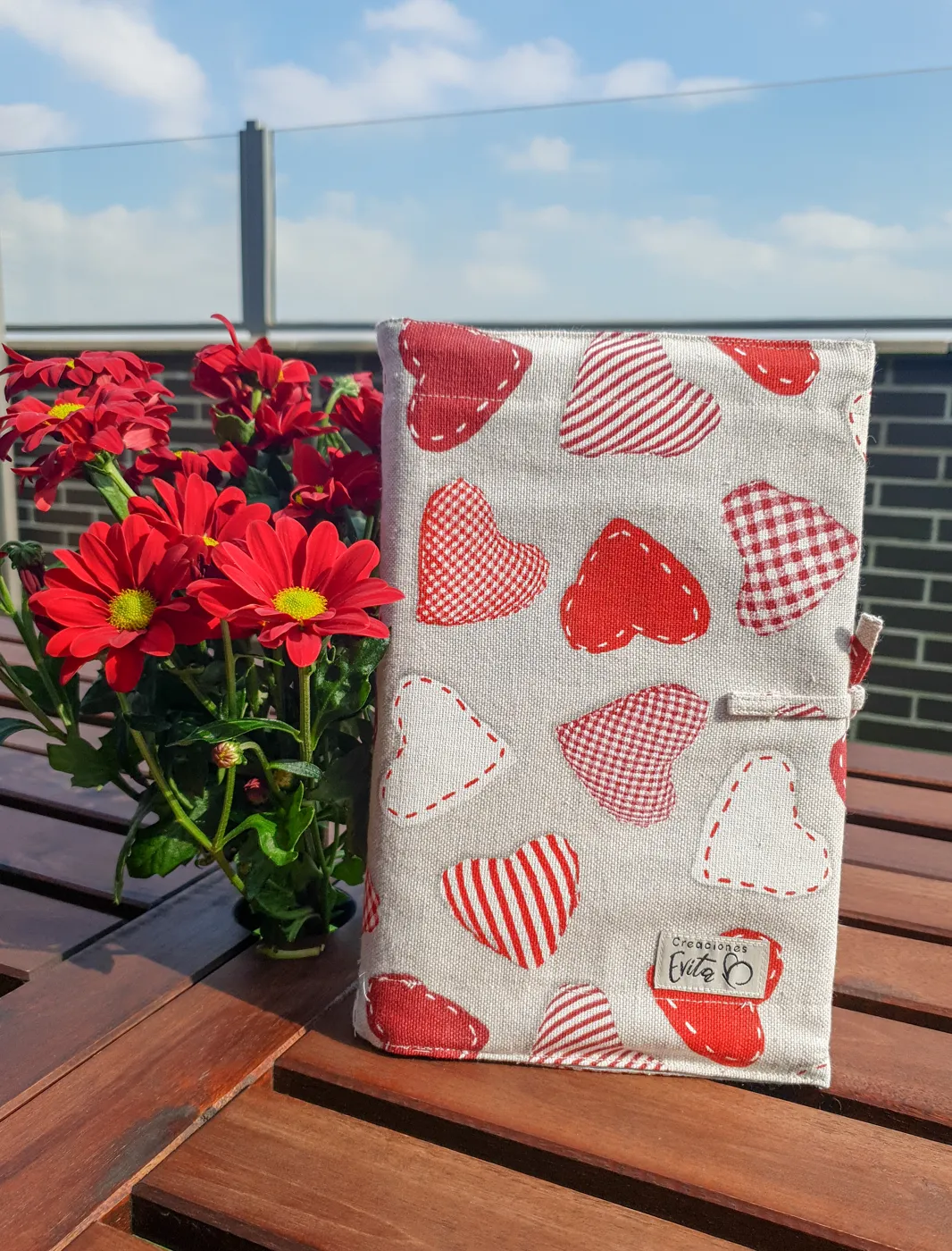 Funda de tela Creaciones Evita en un rincón de lectura