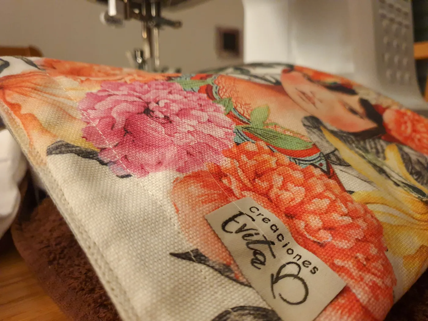 Funda de tela Frida junto a la máquina de coser de Evita