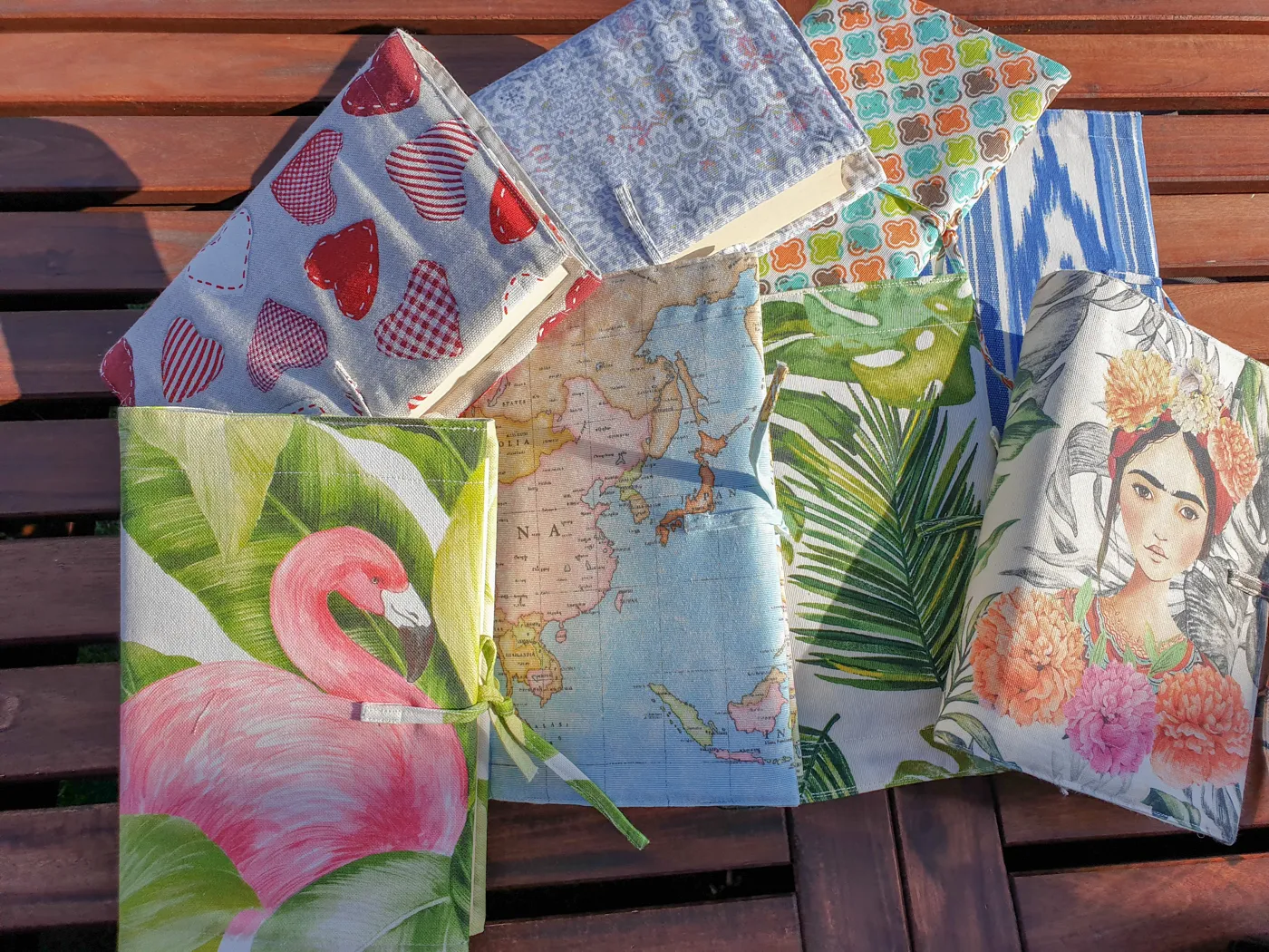 Funda de tela Creaciones Evita en un rincón de lectura
