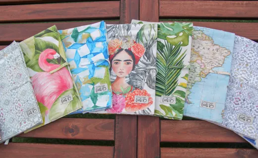 Funda de tela Creaciones Evita en un rincón de lectura